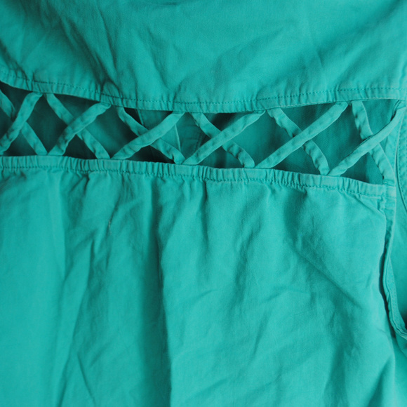 CUTE & PROFESSIONAL Teal Freebird buttonup - Picture 4 of 4
